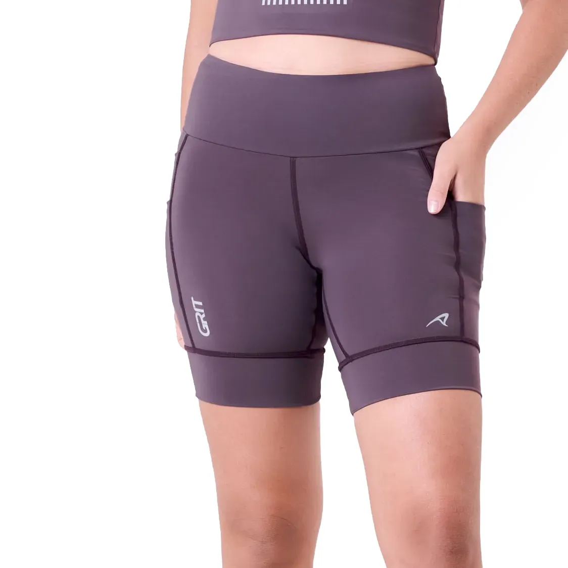 Bermuda feminina roxa Authen Grit Bossa vista de costas mostrando bolsos e ajuste confortável